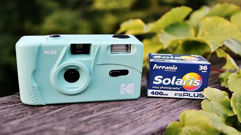 Máy ảnh film Kodak M35 màu vàng nhỏ gọn