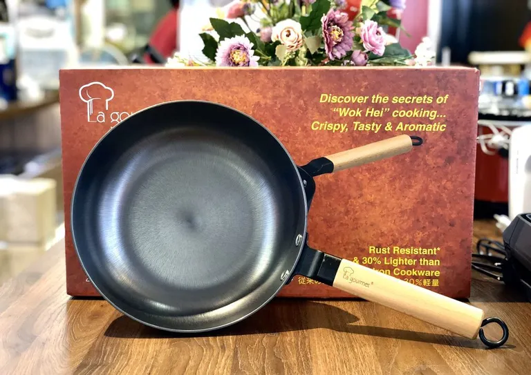 Chảo gang La Gourmet 24cm đặt trên bàn bếp