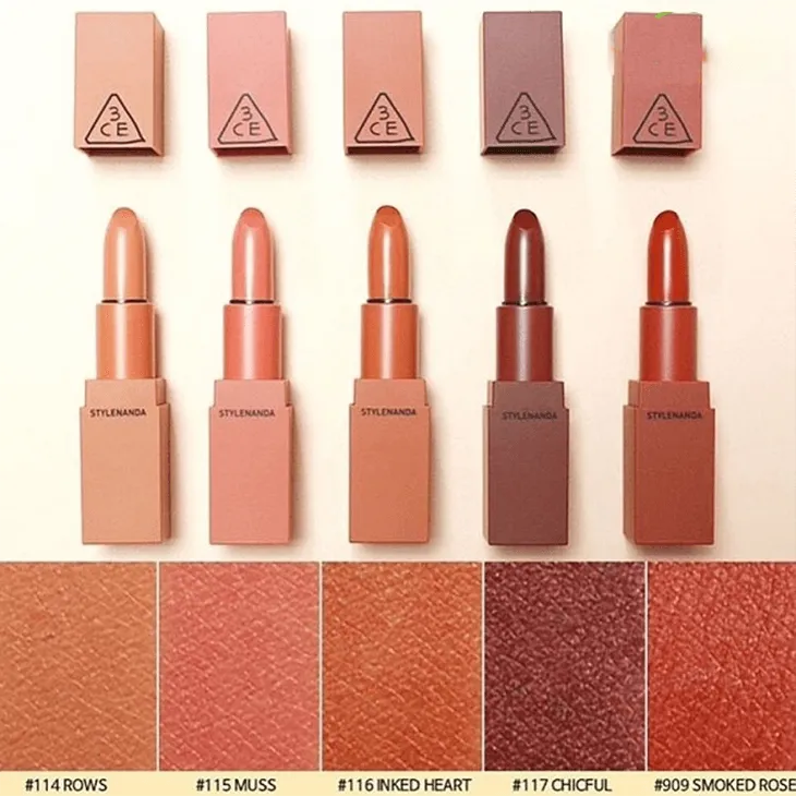 Vỏ son trùng màu với chất son bên trong