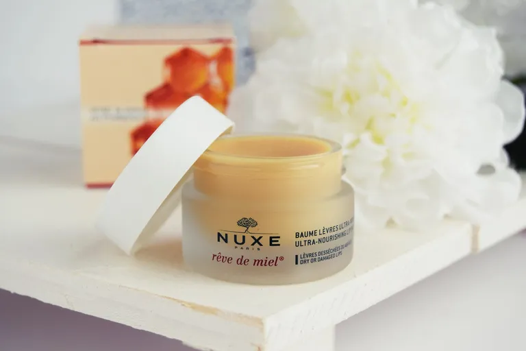 Kết cấu mềm mịn của son dưỡng môi Nuxe