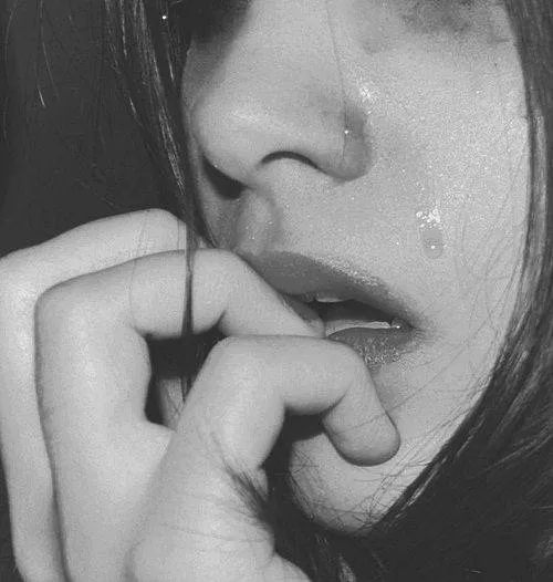 Hình ảnh cô gái khóc thầm