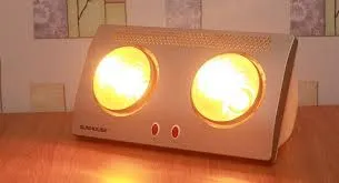 Đèn sưởi nhà tắm hồng ngoại với thiết kế 3 bóng nhỏ gọn