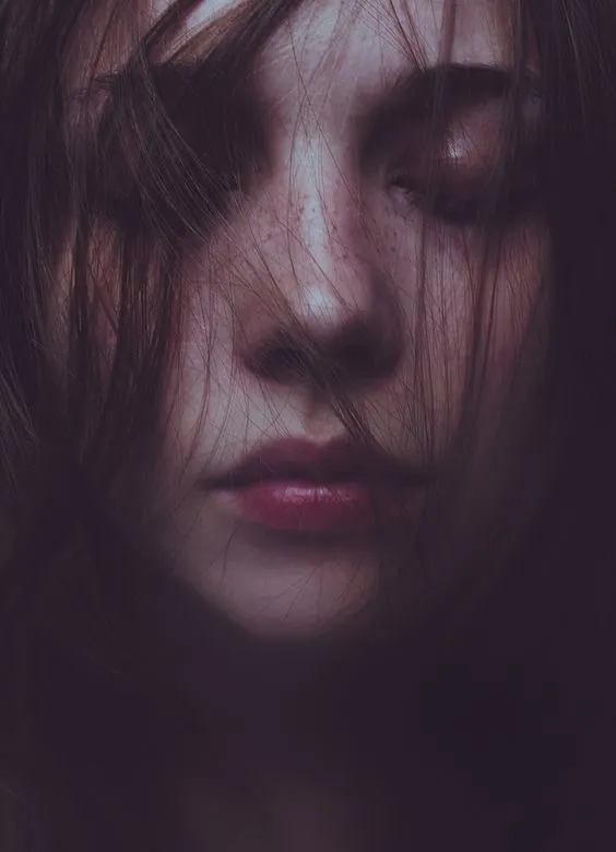 Hình ảnh cô gái buồn khóc