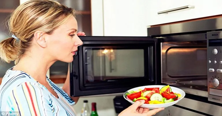 Những sai lầm khi rã đông thực phẩm trong lò vi sóng