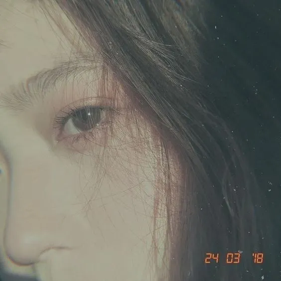 Cô gái khóc dưới mưa