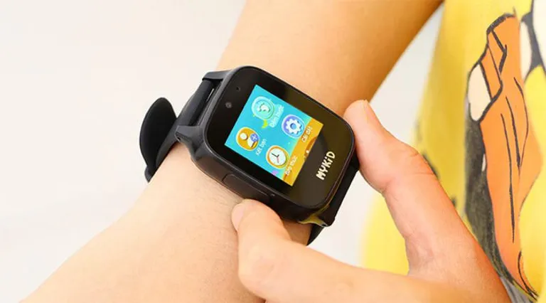 Khởi động thiết bị chính là bước đầu tiên khi sử dụng đồng hồ thông minh