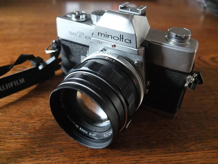 Máy ảnh film Minolta SRT-101 với ống kính đi kèm