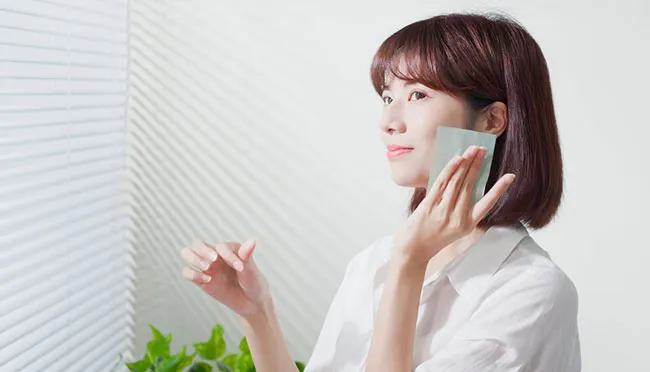 Review 5 giấy thấm dầu tốt, hút sạch da, làn da khô thoáng