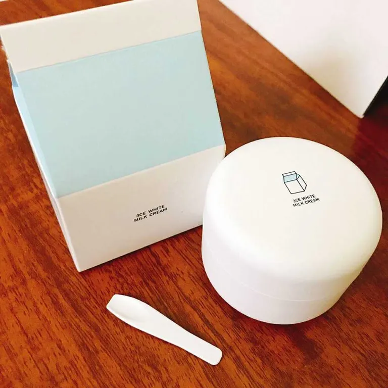 Thiết kế bao bì hình hộp sữa của kem dưỡng 3CE White Milk Cream Thiết kế bao bì hình hộp sữa của kem dưỡng 3CE White Milk Cream