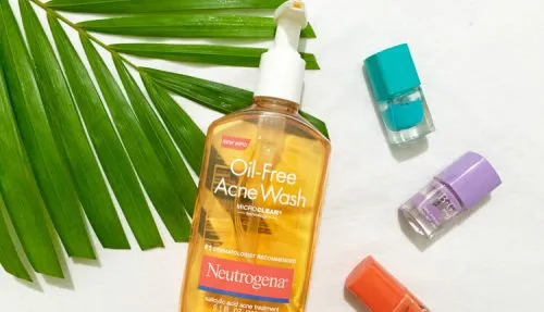 Sữa rửa mặt Neutrogena Oil-Free Acne Wash