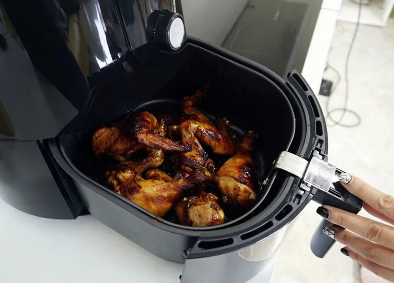 Nồi chiên không dầu dùng khí nóng làm chín thực phẩm
