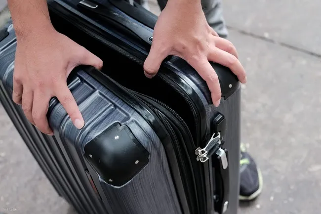 Vali khóa sập với khung nhôm chắc chắn, bảo mật cao