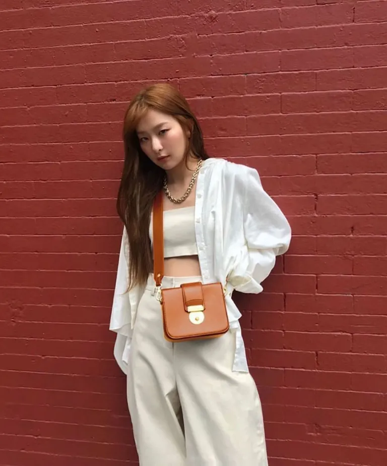 Biến áo sơ mi trắng rộng thành áo khoác