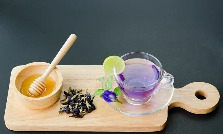 Cách giảm cân bằng trà hoa đậu biếc và mật ong