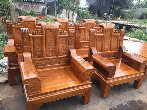 Các chi tiết chạm khắc tinh xảo trên bàn ghế Âu Á