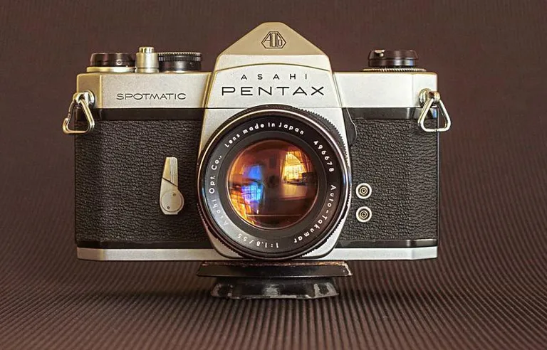 Máy ảnh film Pentax Spotmatic cổ điển màu bạc