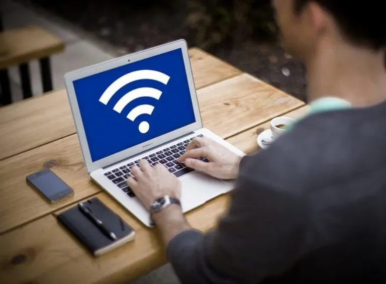 Bật tính năng bắt wifi để giúp laptop hoạt động bình thường.