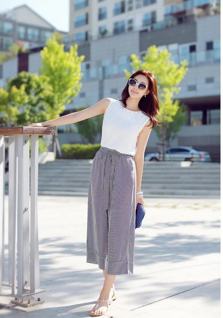 Quần ống rộng phối áo phông sát nách cá tính