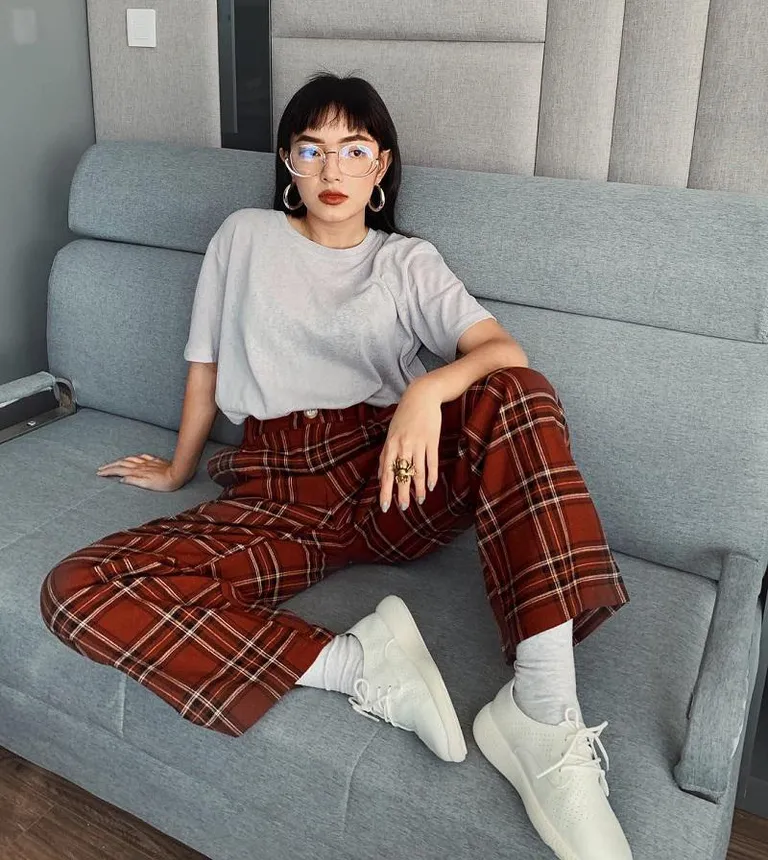 Mix quần caro với áo phông