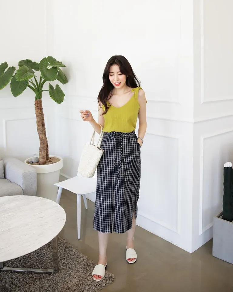 Mách bạn cách lựa chọn quần sọc caro phối với áo gì cho đẹp