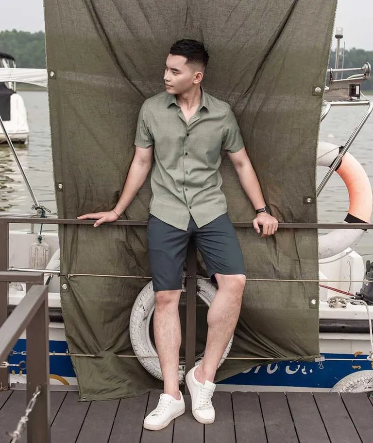 Mix quần short nam với áo sơ mi